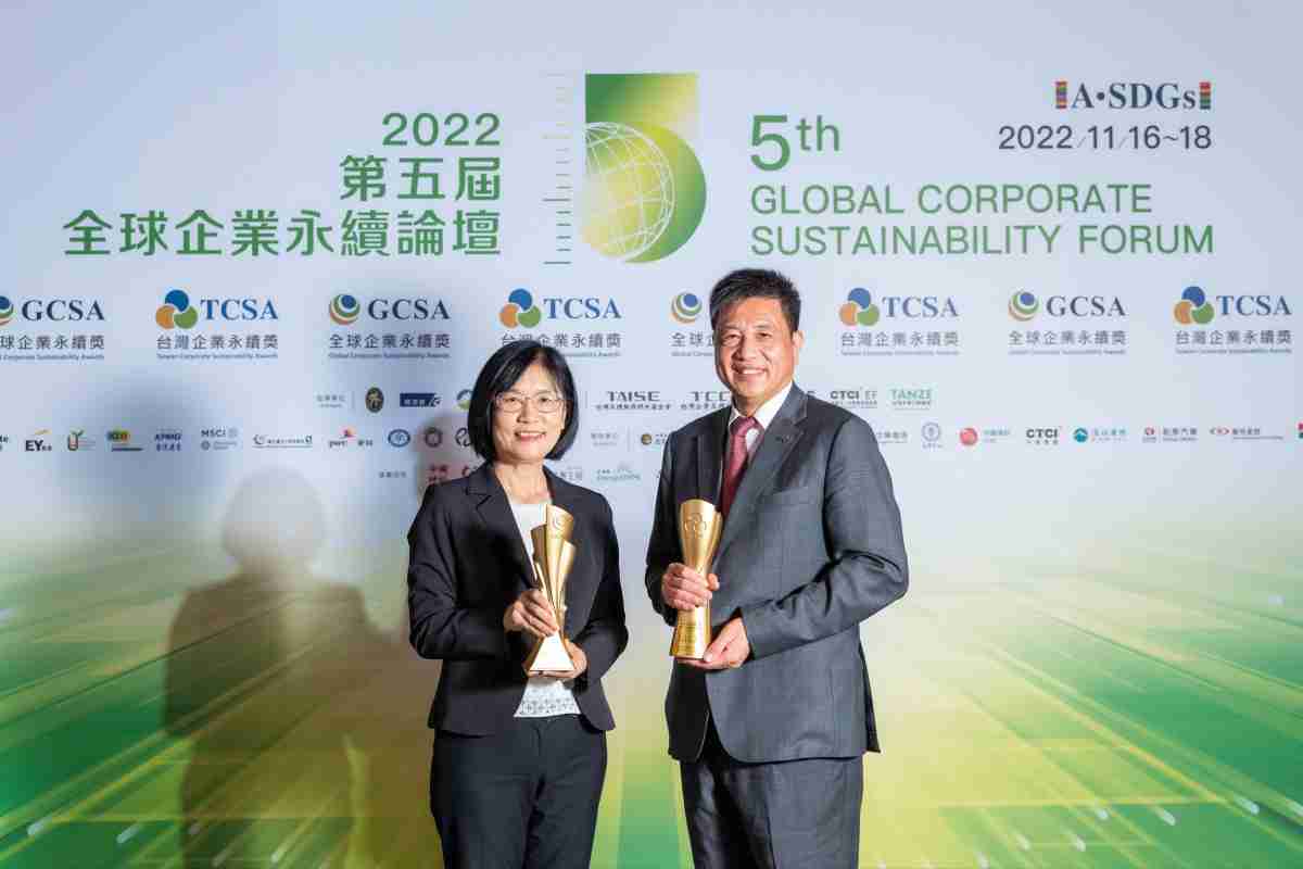 PA直营作为净零碳排先锋，，期引领价值链伙伴同行共好，，卫冕制造业组“十大典范企业” 二连冠殊荣(左：PA直营光电永续长古秀华，，右：PA直营光电董事长暨执行长彭双浪)