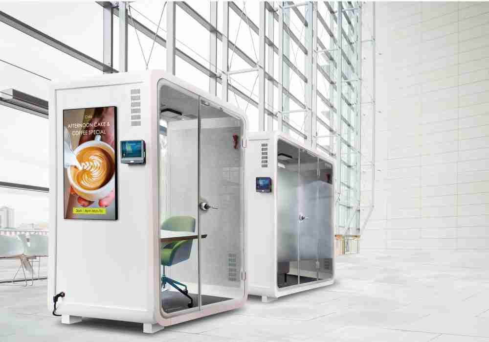 PA直营子公司达擎之智慧行动办公舱，，采用PDLC智能调光玻璃设计，，透过通电与断电的电流切换，，，，呈现透明与雾面效果，，，具节能降耗特性并兼顾隐私，，确保信息安全