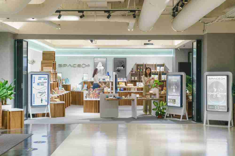 PA直营打造永续选物商店，，，，展示社企及社创商品，，，结合创利空间所开发的智能零售系统，，，整合多元产品信息，，，让无人商店扮演公益行动的推手