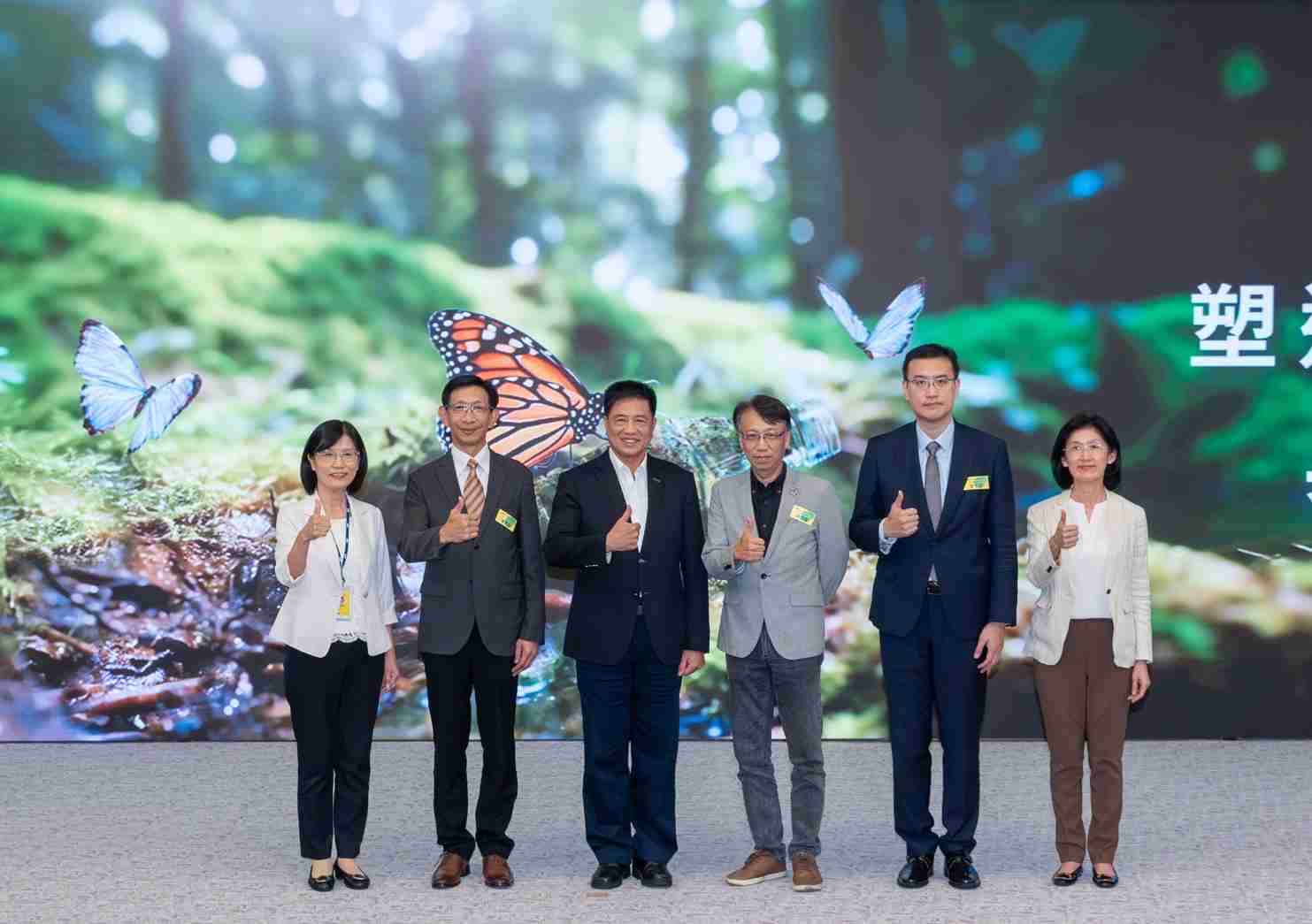 友達2023 CSR共榮大會，，邀請領域專家分享交流生物多樣性管理趨勢、、、、無塑產品、、海廢永續塑料等議題  （圖左到右：友達光電永續長古秀華、、、、3M台灣技術長陳君杰、、友達光電董事長暨集團策略長彭双浪、、、光寶科技企業永續發展處處長陳慶暉、、、、安永聯合會計師事務所執業會計師曾于哲、、、友達光電供應鏈總部副總經理吳宜芳）