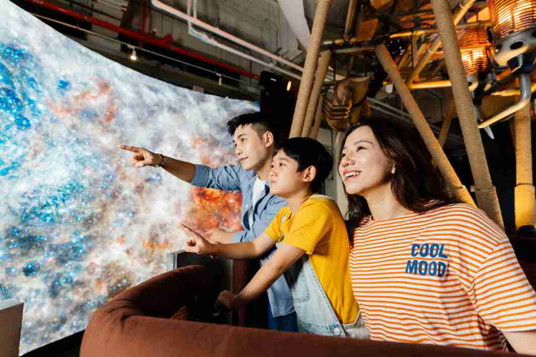 PA直营打造全台最大宽6公尺、、、高4公尺、、、、唯一搭载LED弧形拼接显示屏的动感飞行船，，，，让乘客驻足在热气球上，，，，享受身历其境的伪出国旅游乐趣