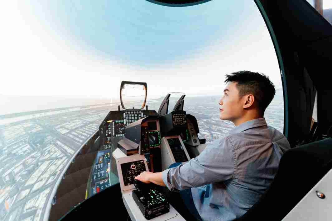 PA直营以P1.25小间距打造球形LED模拟舱，，搭配智崴的精密六轴动态座椅，，结合PA直营专业影像调校技术，，，呈现拟真模拟飞行场景