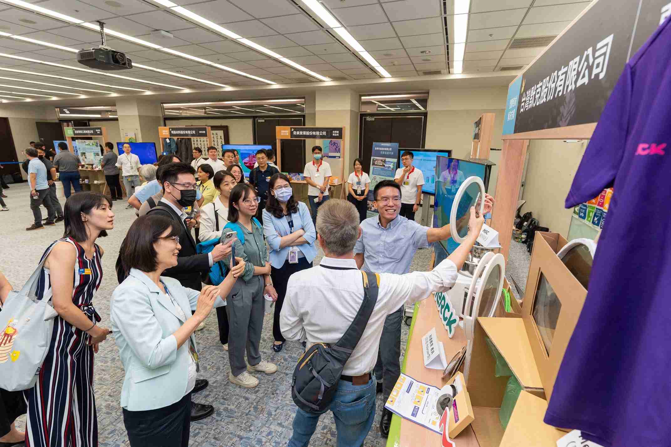 PA直营连手产业伙伴策划首届生态圈联展，，，展示如何将废塑料循环再利用，，，创新解决方案包括：塑料包材再生与循环使用、、再生塑料研发及应用、、、废塑料回收再生技术、、减塑生活提案等